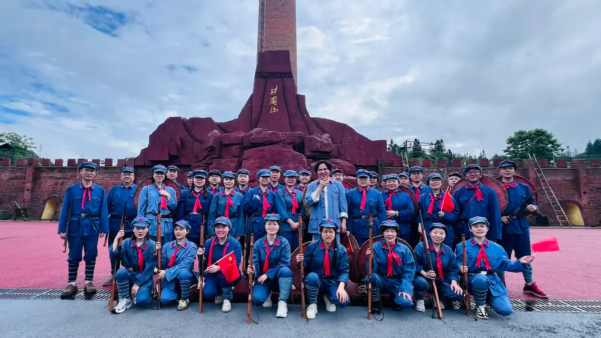 Aite team members gathered for a group photo during the Jinggangshan red-themed team-building activity.