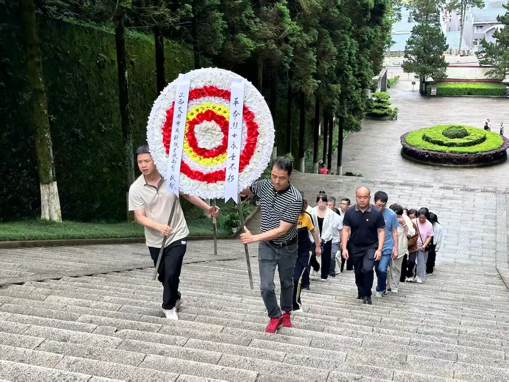 Aite team-building moments during the red-themed journey